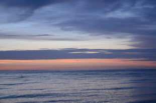 海上日落时分的美丽景象
