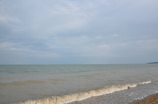 海边景致 海浪轻拍沙滩