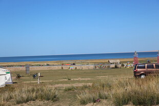 海边开阔草地与休闲场景