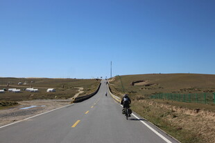 公路骑行者 蓝天旷野之路