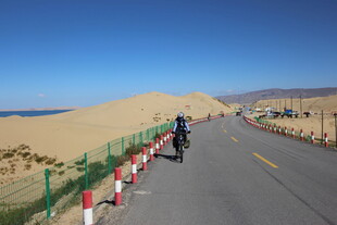 沙漠公路骑行者