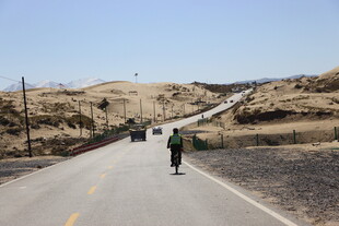 一人独行于旷野公路