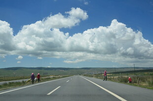 公路上的行人与辽阔天空