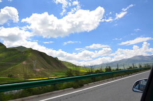 公路旁的青山蓝天美景