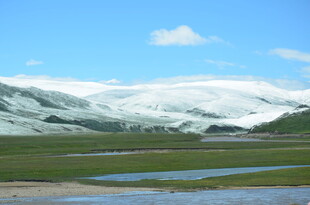 雪山下的草原河流美景