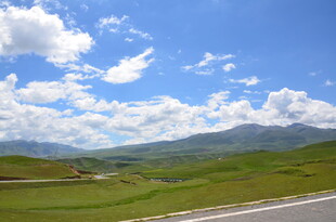 草原公路旁的蓝天美景