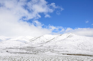 雪覆山峦 蓝天相伴