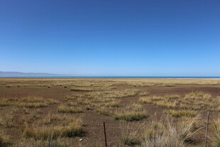 广袤草原上的开阔蓝天