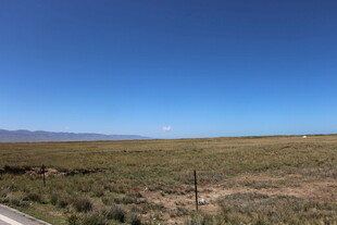 广阔草原上的蓝天与孤杆