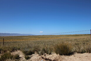 广阔旷野蓝天风景图