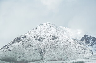 巍峨雪山壮丽景致