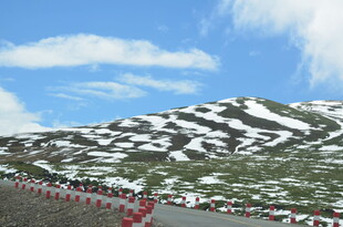 雪山下的多彩帐篷景观