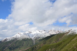 雪山与葱郁山峦美景
