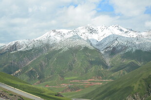 雪山下的壮美山谷风光