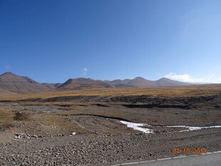 广袤荒原与远处山峦景观