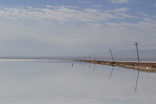 广阔盐湖风光 宁静悠远