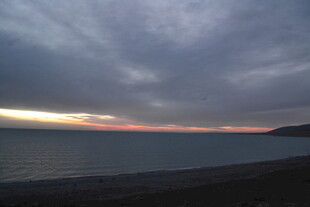 海边黄昏时的壮丽天空景色