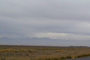 旷野阴天远景图