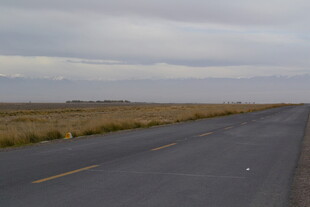 空旷公路延伸至远方
