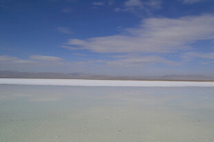 广阔盐湖与蓝天相映成景