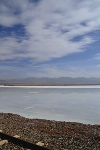 广阔盐湖与蓝天白云景观