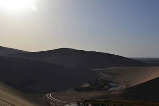 沙漠山谷中的日出美景