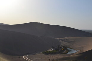 沙漠中的蜿蜒道路与建筑