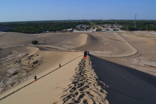沙漠徒步者攀登沙丘之路