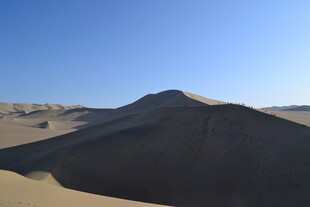 壮丽沙漠山丘景观