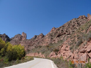 蜿蜒山路旁的壮丽山景