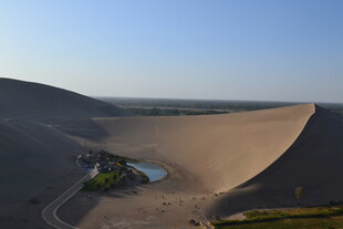 沙漠中的静谧小湖