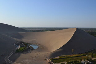 沙漠中的绿洲景观