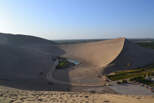 壮观沙漠景观与游乐设施