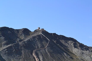 蜿蜒长城盘踞巍峨山峦