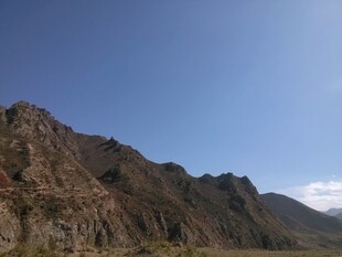 壮丽山峦蓝天美景