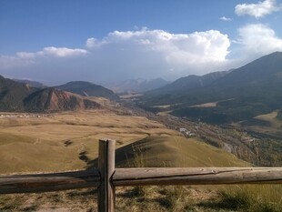 山间木栏外的壮美风景