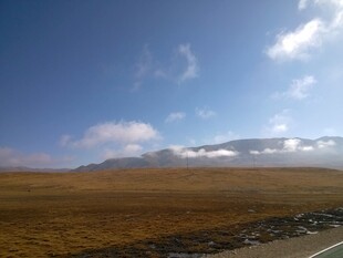 蓝天旷野间的公路美景