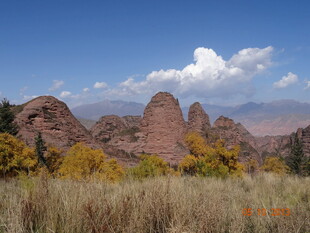 秋日山间壮丽岩石景观