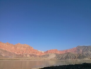 壮丽山景与蓝天