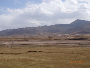 广袤草原与远处山峦风景