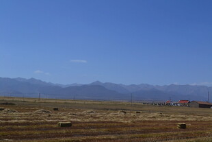 广袤田野与远处山峦风光