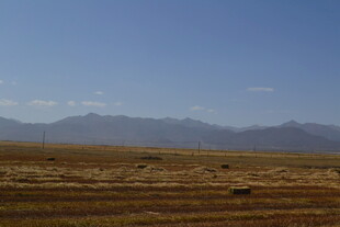 广袤旷野与远处山峦