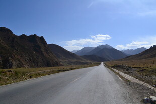 蜿蜒公路穿行于壮丽山川
