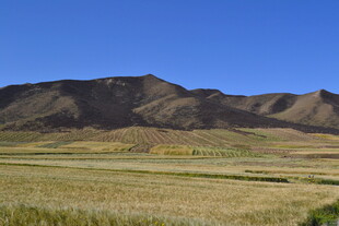 广袤原野旁的连绵山脉