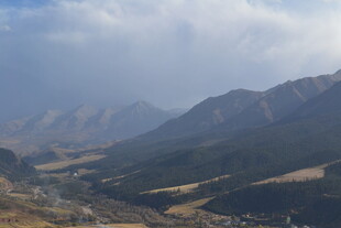 壮丽山间风景俯瞰图