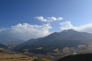 壮丽山景与蓝天白云