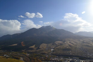 壮丽山景与蓝天白云