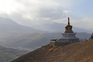 山顶佛塔 远山云雾相伴