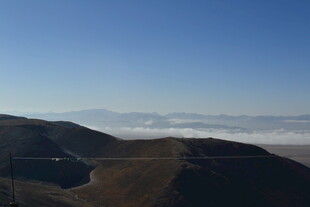 山峦云海间的壮美景色