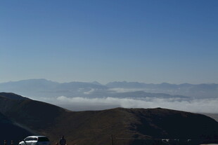 山峦云海上的壮阔景致